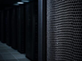 Griglia di aspirazione di un rack server illuminata a luce radente