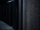 Griglia di aspirazione di un rack server illuminata a luce radente