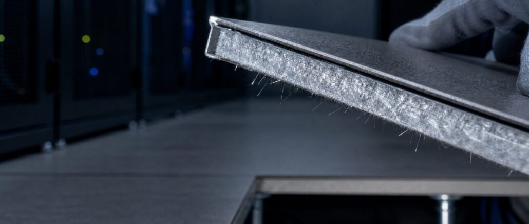 Filamenti metallici zinc whisker sul lato inferiore di una piastrella flottante